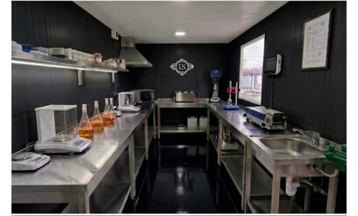 Interiorul laboratorului — sticlărie și instrumente
